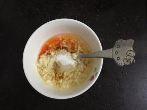 把蒜蓉，盐，自制辣椒酱