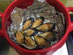 把调料码在青口上，开中火，大概12分钟左