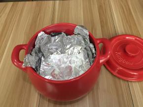 把4张锡纸错开都铺在砂锅里面