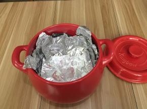 把4张锡纸错开都铺在砂锅里面