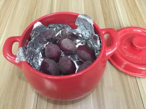 把洗干净的紫薯都码进砂锅