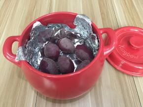 把洗干净的紫薯都码进砂锅