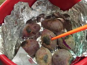 打开盖子用筷子测试紫薯烤透没，然后再翻翻面，再烤一下