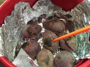 打开盖子用筷子测试紫薯烤透没，然后再翻翻面，再烤一下