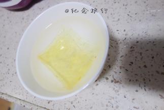 提前将5g吉利丁泡冰水备用