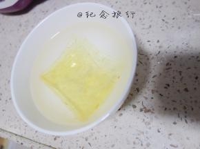 提前将5g吉利丁泡冰水备用