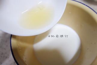 将100g牛奶回温，加入融化的吉利丁液，吉利丁隔水融化不要超过50度不然会影响凝固
