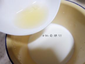 将100g牛奶回温，加入融化的吉利丁液，吉利丁隔水融化不要超过50度不然会影响凝固