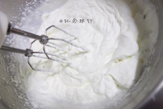 将100g奶油+16g白砂糖打至刚刚有点凝固即可