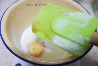 加入一勺天然香草精，放冰箱冷冻5分钟备用