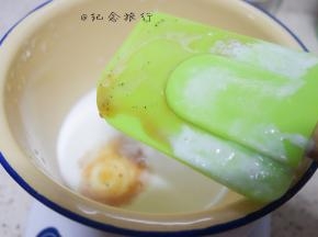 加入一勺天然香草精，放冰箱冷冻5分钟备用