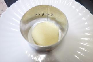 慕斯圈底部放一片蛋糕片，也可以忽略