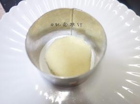 慕斯圈底部放一片蛋糕片，也可以忽略