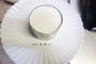 倒入慕斯糊，放入冰箱冷藏5小时以上