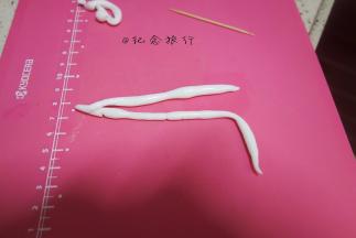 准备一点翻糖搓成长条，两条交叉拧成麻花