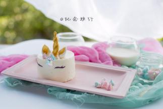 插上耳朵放上蛋白糖装饰，用巧克力或者色素笔画上眼睛即可