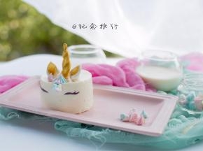 插上耳朵放上蛋白糖装饰，用巧克力或者色素笔画上眼睛即可