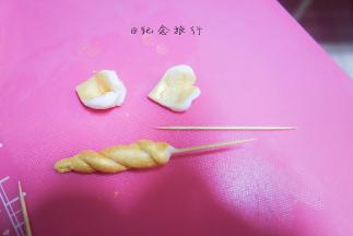 插上牙签固定，耳朵用模具压成心形 粘上金粉用牙签固定，放干燥处保存备用