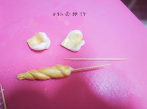 插上牙签固定，耳朵用模具压成心形 粘上金粉用牙签固定，放干燥处保存备用