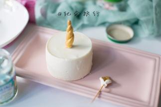 将慕斯脱模，插上独角兽的角