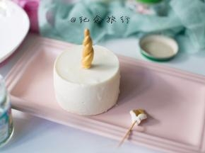 将慕斯脱模，插上独角兽的角