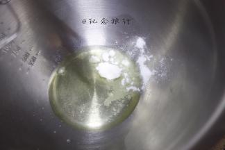 蛋白35g 白砂糖70g盐一次性加入打蛋盆里备用