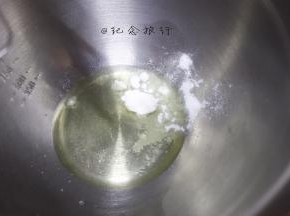 蛋白35g 白砂糖70g盐一次性加入打蛋盆里备用