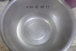 2、	隔水将蛋白跟白砂糖手动 用温度计测一下温度搅拌加热至45度离火