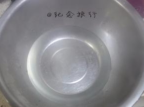 2、	隔水将蛋白跟白砂糖手动 用温度计测一下温度搅拌加热至45度离火