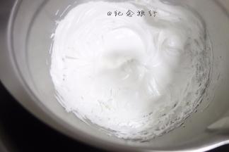 3、	加入玉米淀粉将蛋白霜高速打10-15分钟蛋白足够坚硬的程度