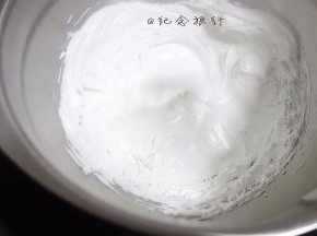 3、	加入玉米淀粉将蛋白霜高速打10-15分钟蛋白足够坚硬的程度