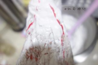 5、	纯白的蛋白糖放入裱花嘴直接挤 有颜色的用牙签挑一点涂在裱花袋上再装入蛋白霜 出来的颜色就是渐变的了