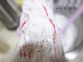 5、	纯白的蛋白糖放入裱花嘴直接挤 有颜色的用牙签挑一点涂在裱花袋上再装入蛋白霜 出来的颜色就是渐变的了