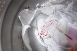 6、	你也可以用牙签挑一点点色素放在蛋白霜里划几下