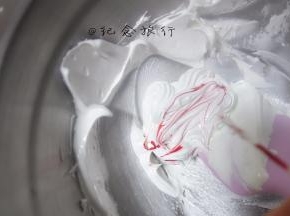 6、	你也可以用牙签挑一点点色素放在蛋白霜里划几下