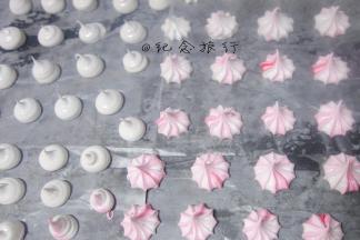 7、	裱花嘴离烤盘1厘米左右垂直挤出 跟挤奶油手法差不多最上面有个小弯钩是不是很可爱