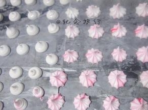 7、	裱花嘴离烤盘1厘米左右垂直挤出 跟挤奶油手法差不多最上面有个小弯钩是不是很可爱