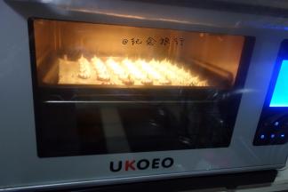 8、	烤箱预热90度烤80分钟左右 中间调转烤盘2-3次