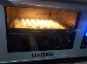 8、	烤箱预热90度烤80分钟左右 中间调转烤盘2-3次