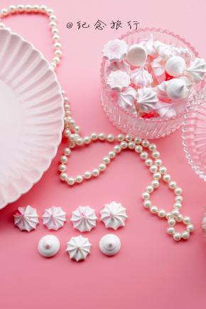 9、	烤透烤干的蛋白糖可以轻松从油纸上拿下来不会有糖留在油纸上就是可以了