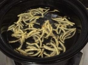 炸至稍有金黄色时捞出。