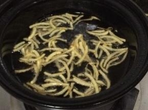 炸至稍有金黄色时捞出。