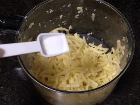 切丝或擦丝，我偷懒用料理棒，撒少许盐香黑胡椒粉，拌匀。