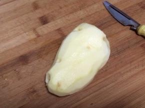 一个大大的土豆，洗净去皮，挖去芽眼。