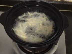 锅中放少半锅油，九成热放一小把土豆丝，拔散。