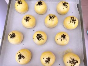 撒上适量的黑芝麻，入烤箱180度烤30分钟