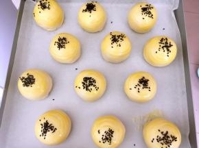 撒上适量的黑芝麻，入烤箱180度烤30分钟