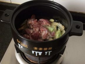 倒入猪肉煸炒，至变色。