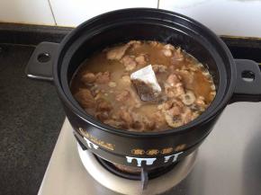 加足够多的水，放调味包，大火煮开转小火二十五分钟。