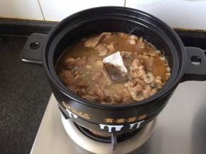 加足够多的水，放调味包，大火煮开转小火二十五分钟。